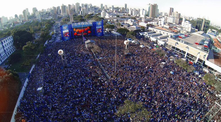 Multidão participa de Marcha para Jesus em São Paulo