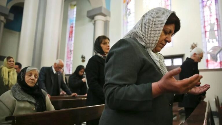 Menina cristã desafia regime islâmico e evangeliza em sala de aula