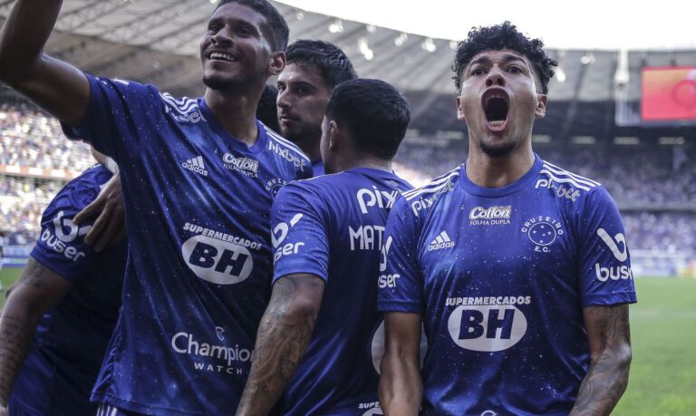 Cruzeiro segura pressão, vence Bahia e dispara na ponta da Série B