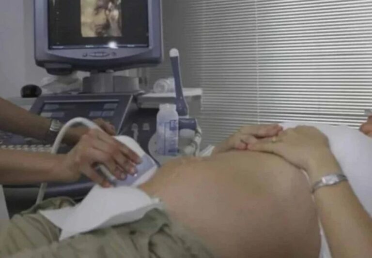 Ultrassom faz mãe de gêmeos desistir de aborto após ver bebês