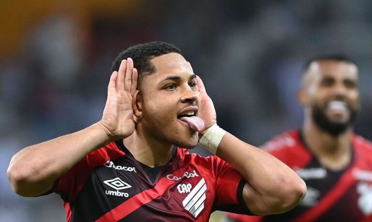 Athletico-PR vence Galo com gol no fim e se mantém no G4 do Brasileiro