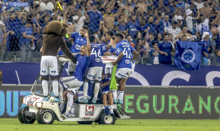 Cruzeiro derrota o Vasco e retorna à Série A do Brasileiro