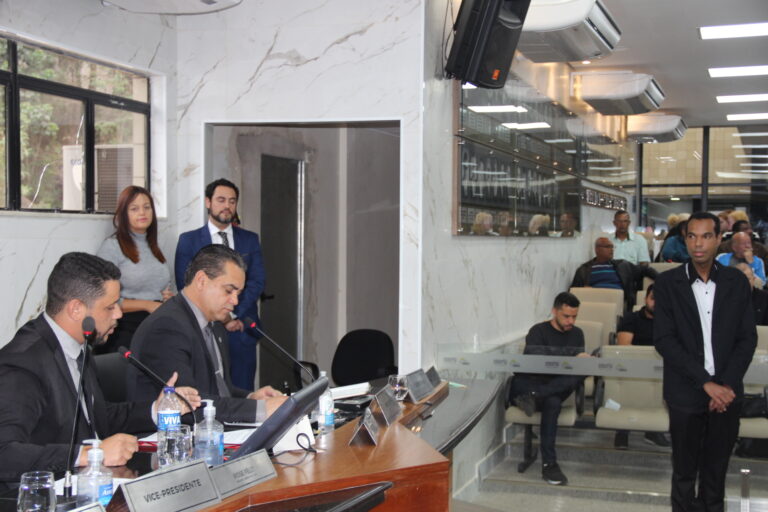 Câmara de Itabira dá posse a controlador interno aprovado no concurso público