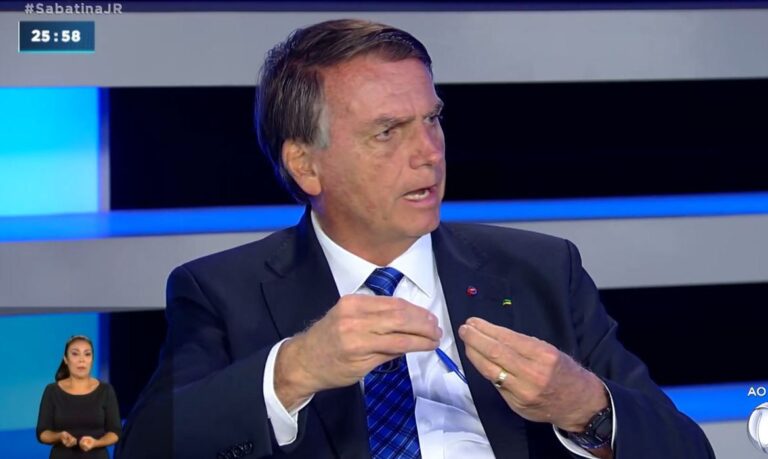 Bolsonaro diz que não houve atraso na vacinação contra covid-19