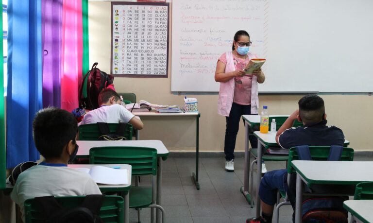 Volta às aulas: gripes e resfriados são os grandes vilões das crianças nessa época do ano, como se prevenir?