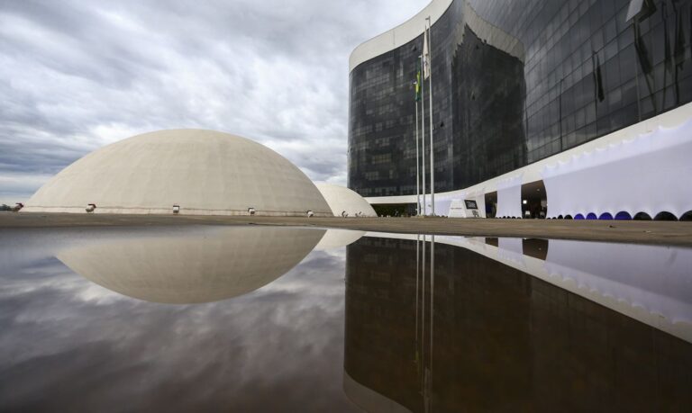 TSE concluiu totalização de votos pouco depois da meia-noite de domingo