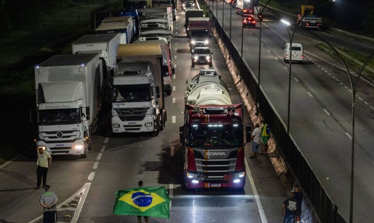 Bloqueios em rodovias federais caem para 24, segundo PRF