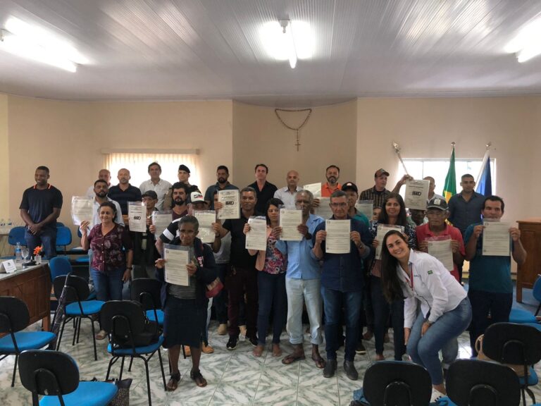 Governo de Minas entrega 145 títulos de regularização fundiária