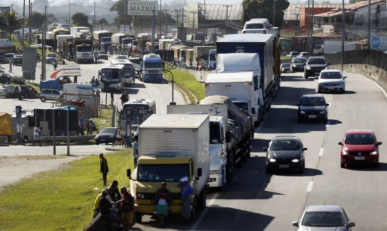 Estradas federais têm 11 interdições e sete bloqueios, diz PRF