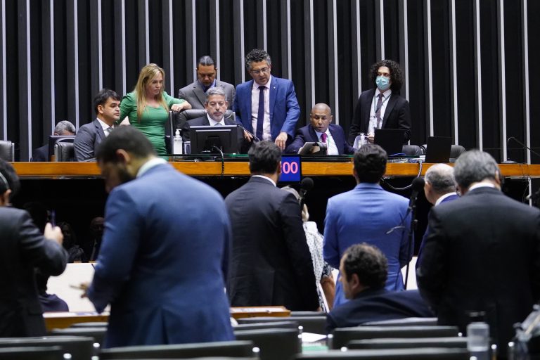 Câmara aprova MP que aumenta para 45% a margem do crédito consignado de servidores federais