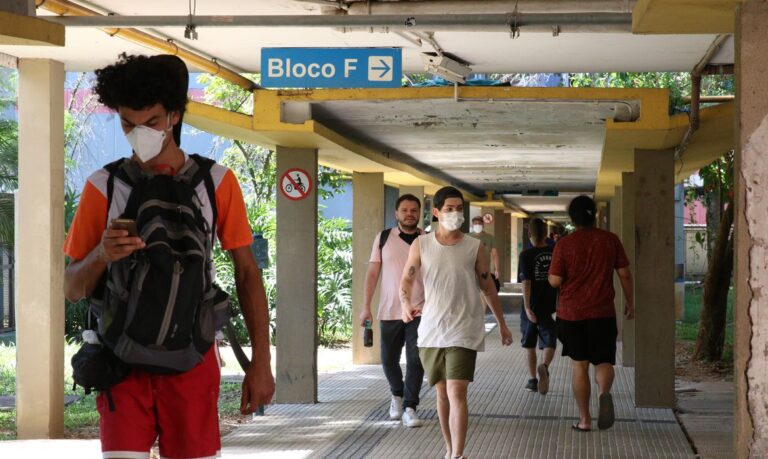 Uso de máscara volta a ser obrigatório em ambientes fechados da USP