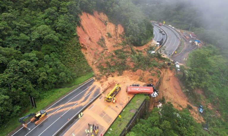 Deslizamento de terra na BR-376 mata duas pessoas no Paraná