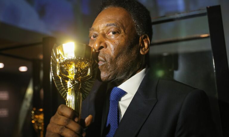 Torcendo do hospital, Pelé posta foto de sua primeira Copa