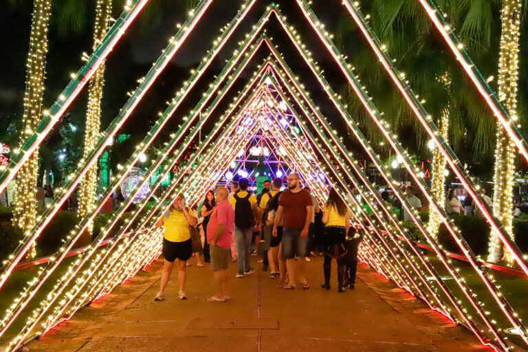 Iluminação natalina de 2022 é inaugurada na Praça da Liberdade