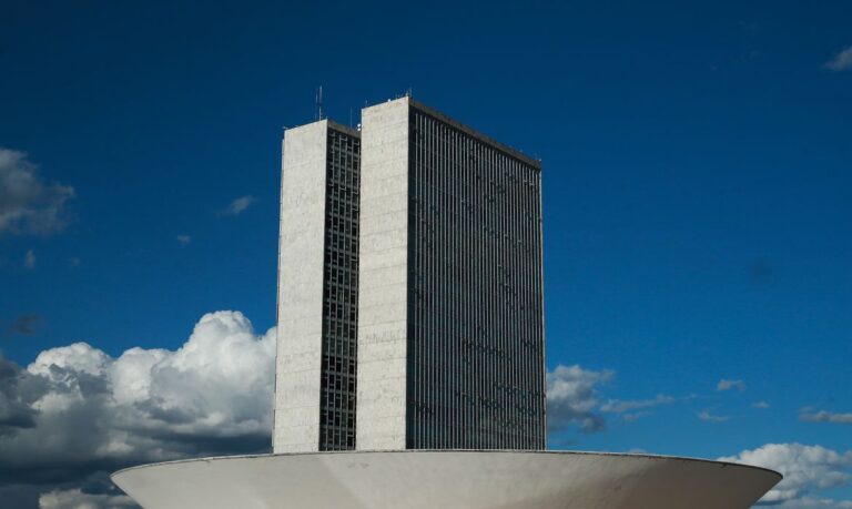 Câmara aprova aumento de salário para presidente, ministros e parlamentares