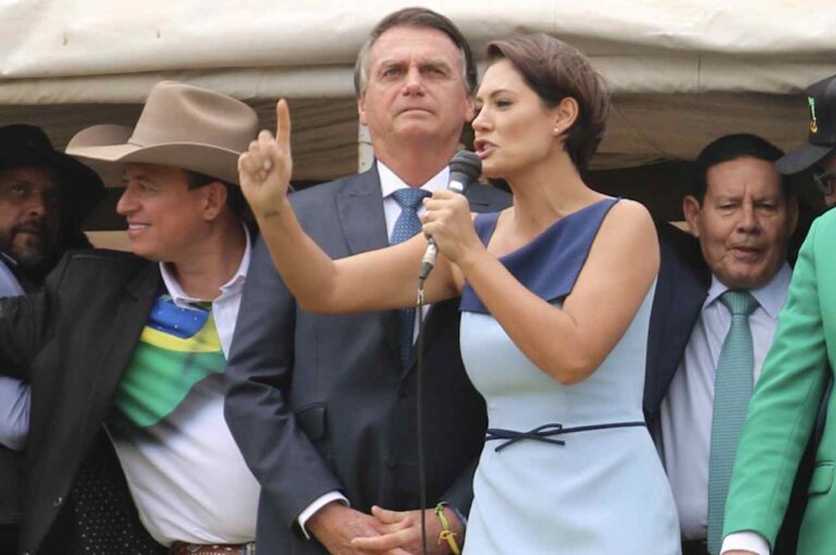 Michelle Bolsonaro posta nota, se despede de programa e futuro está nas mãos de Lula