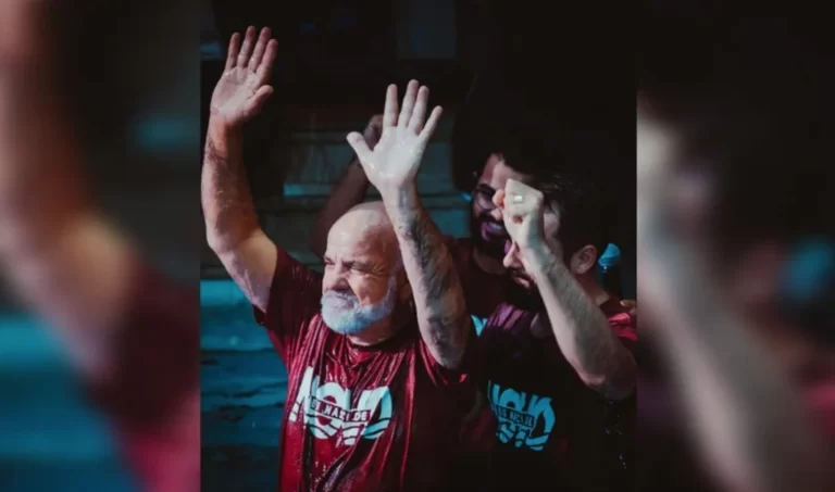 Pastor se emociona ao ver o pai chegar de surpresa para ser batizado