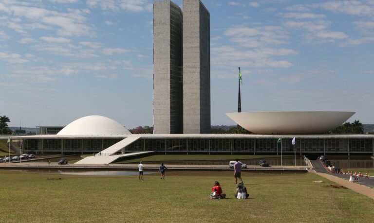 Parlamentares eleites reúnem-se pela primeira vez em Brasília