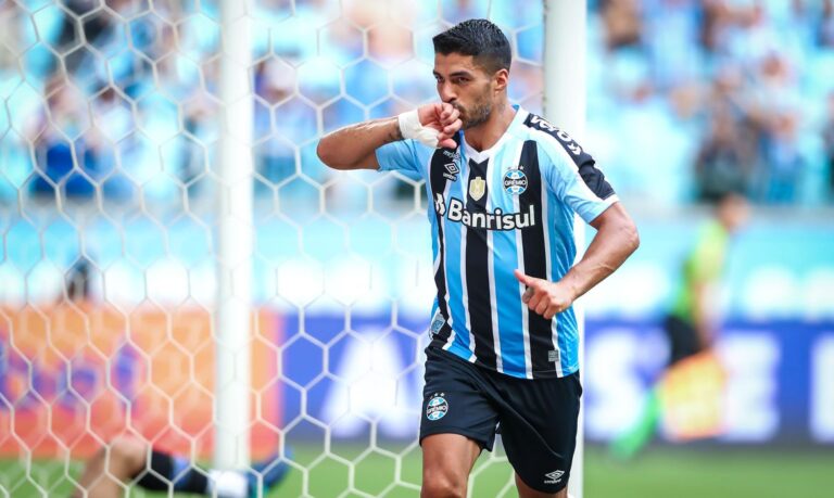 Suárez faz dois e Grêmio vence para manter liderança no Gaúcho