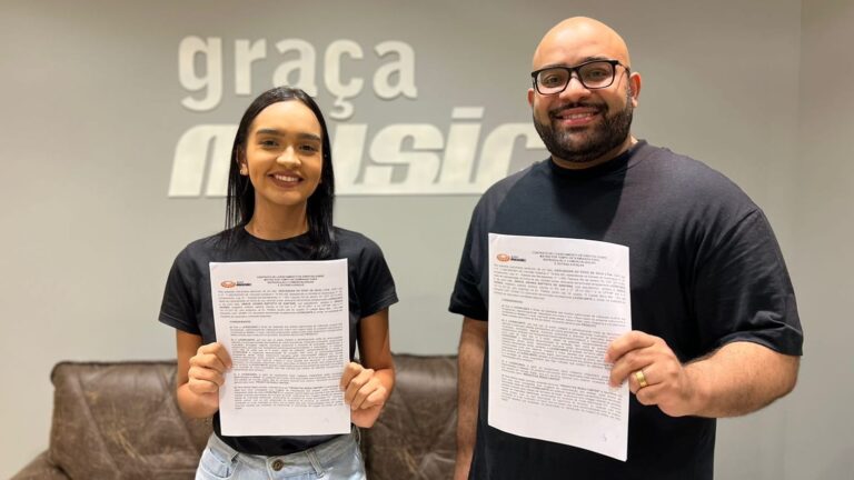 A jovem Grace Jhones assina contrato com a Graça Music