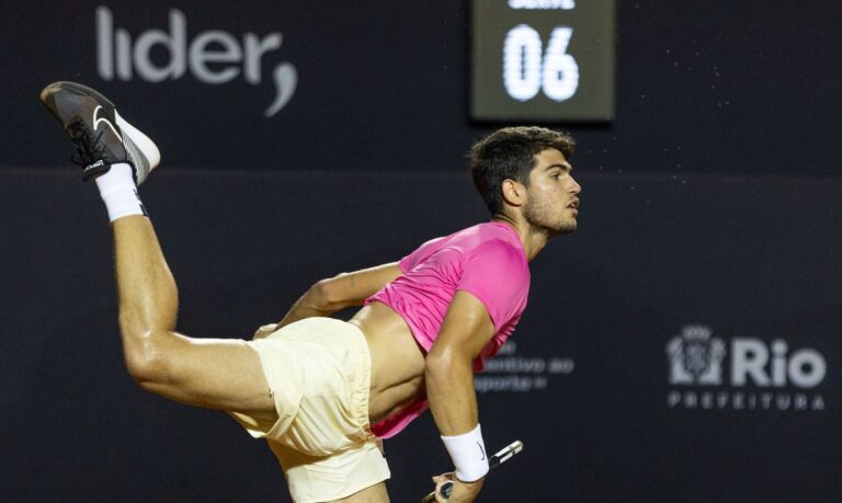 Carlos Alcaraz bate brasileiro Mateus Alves no Rio Open de tênis