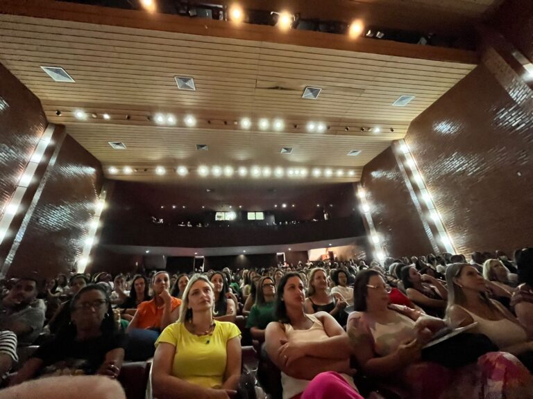 Prefeito garante piso nacional a professores de Itabira em abertura do ano escolar