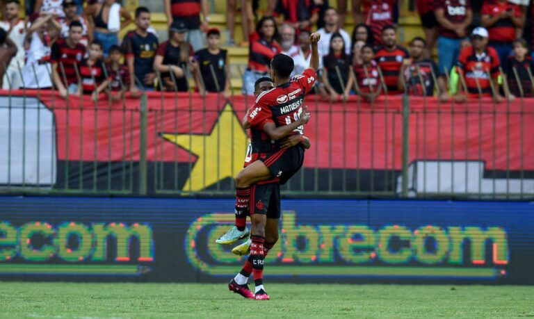 Jovens da base decidem e Flamengo dispara na liderança do Carioca Atlético se garante na semi do Mineiro e Grêmio perde 100% no Gaúcho