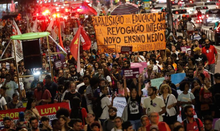 Professores e alunos fazem manifestação em SP contra novo ensino médio