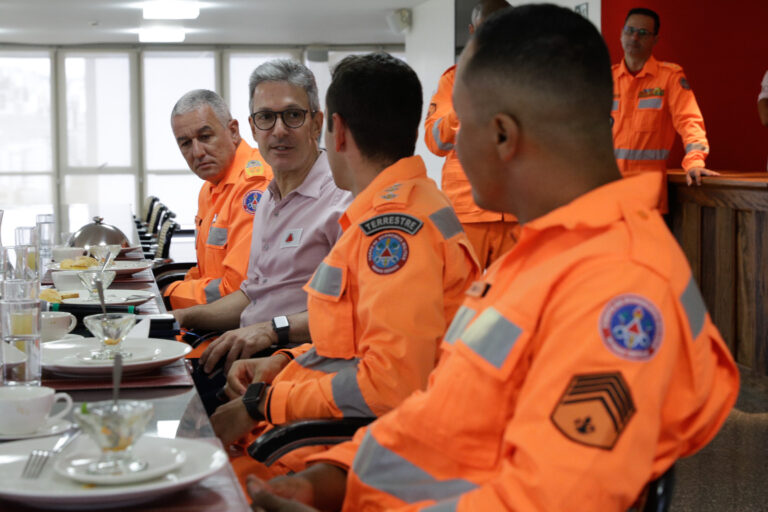 Governador recebe bombeiros que atuaram no resgate de vítimas de terremoto na Turquia