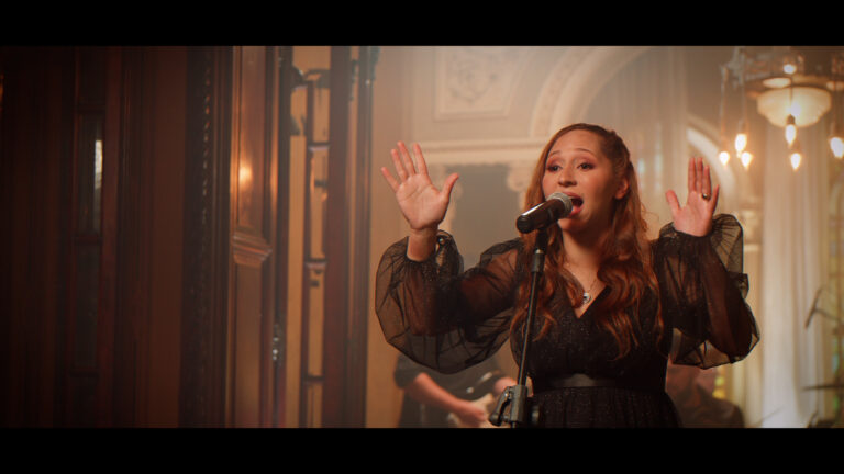 Alexsandra Teixeira em “Reconstruir”, uma canção sobre a fé que cura e liberta