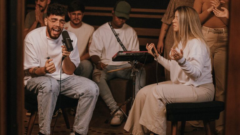 Gabriell Júnior e Carol Braga apresentam releitura emocionante de “Renova-me” da harpa cristã
