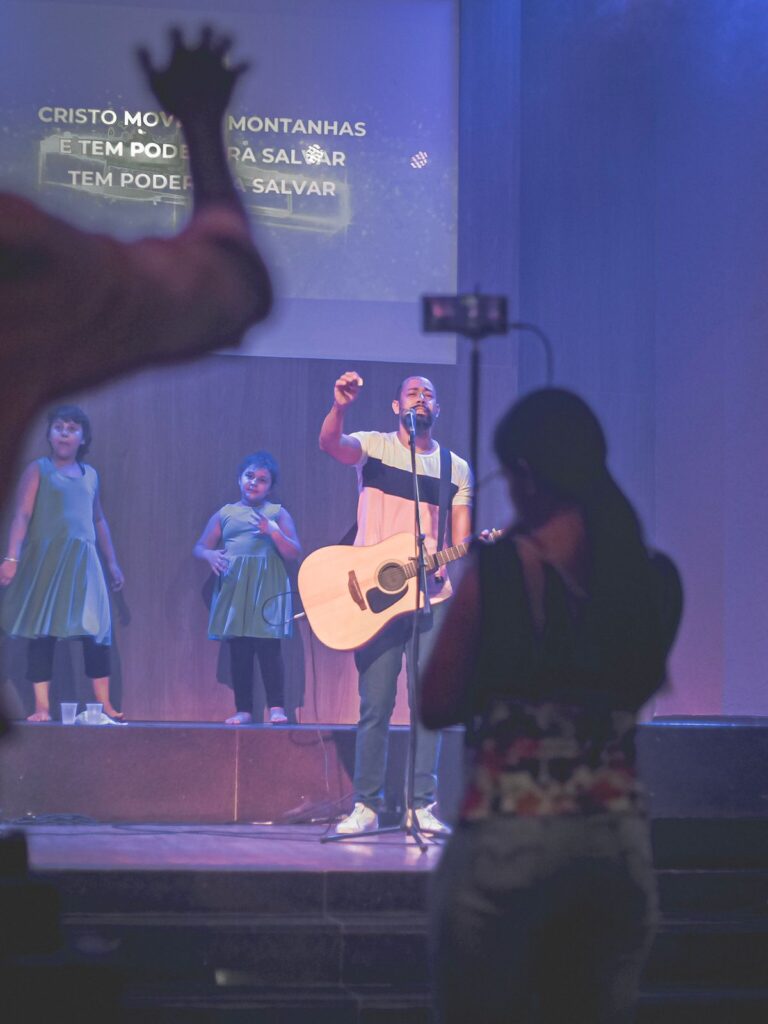 Há quase um ano do seu primeiro single “O Peso da Cruz” o cantor Ian Douglas se destaca no cenário gospel de Belo Horizonte e Região Metropolitana.