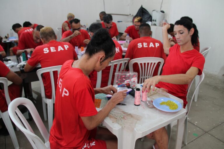 Presos e presas de unidade LGBTQIA+ recebem capacitação em bordado de vestidos