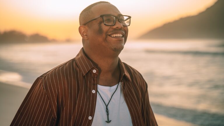 “Adoração” é o novo single de Carlos Meneleu pela Blessed Music 