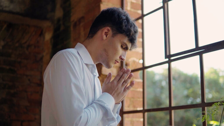 Cantor americano Gabriel Zampieri lança a canção “Jesus Sofreu Por Mim” e fará turnê em agosto no Brasil