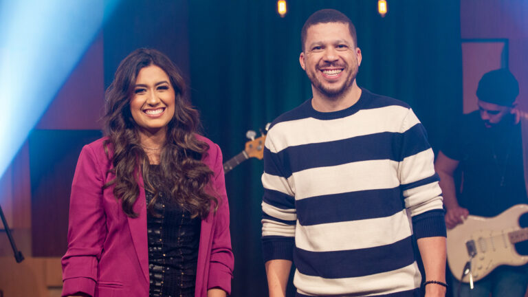 Kelly Benigno convida Bob Jonathan a declarar o amor de Deus em single inédito “Surpreendente Amor” 