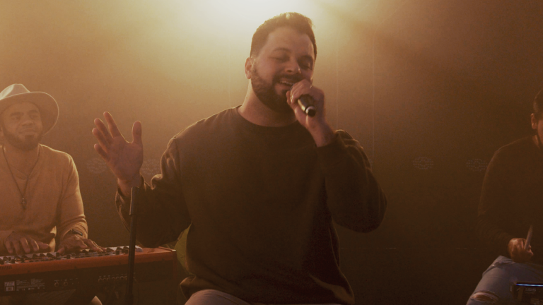 Klebson Kollins lança o acústico de “Alfa e Ômega”