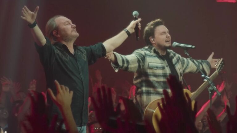 “Coração em Chamas” é a canção de Theo Rubia com David Quinlan que já passa de 200 mil visualizações 