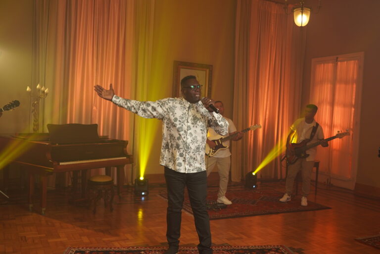 Charles Martins interpreta “Igual Não Há”, exaltação ao Deus único e verdadeiro