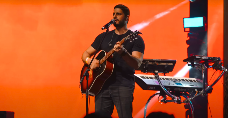 “Minha Esperança”, de Tarik Mohallem, cantando uma oração de fé que desafia o sofrimento