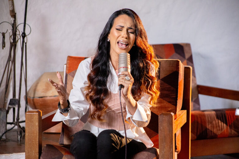 Damis Angelo lança “Abraçado” – Declaração de amor ao Dono da vida