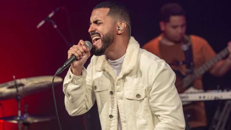 Israel Soares canta sobre o poder e cuidado de Deus na canção “Deus de Milagres”.