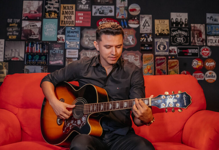 “Sozinho”, um recado de Deus para você na canção de Danniel Pessoa