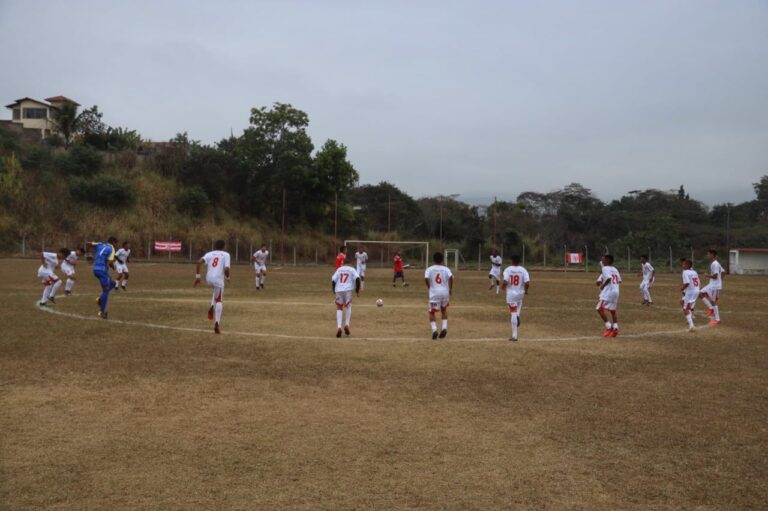 ‘Cada campo uma escolinha’ oferece aulas de futebol feminino e masculino de graça