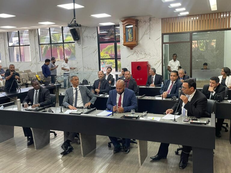 Parlamentares votam quatro projetos na sessão plenária desta terça-feira.