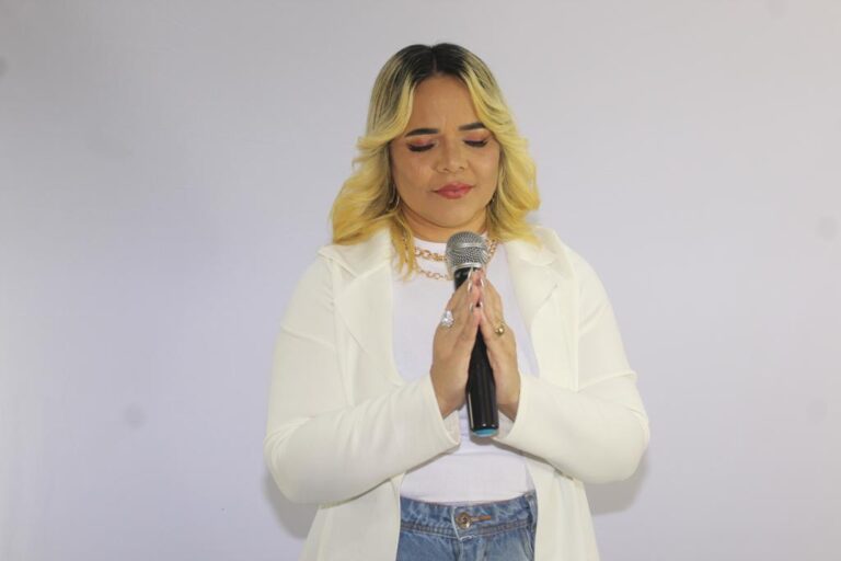 Em uma adoração profunda, Andreia Tavares canta “Cuida do meu Coração” 