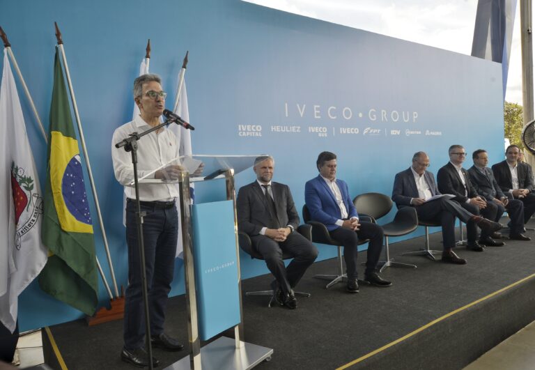 Governador destaca energia limpa mineira em cerimônia de entrega de caminhões e ônibus da Iveco