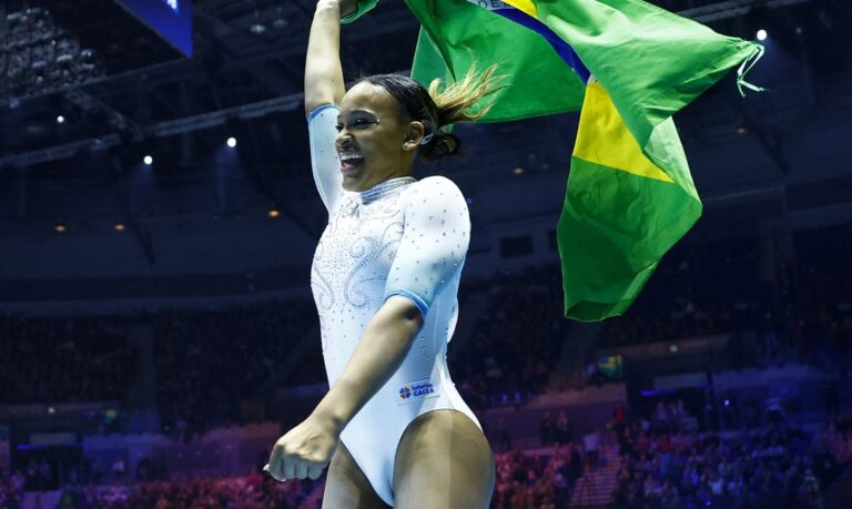 Rebeca Andrade leva prata nas barras assimétricas na Copa do Mundo