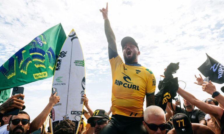 Filipe Toledo conquista bicampeonato mundial de surfe