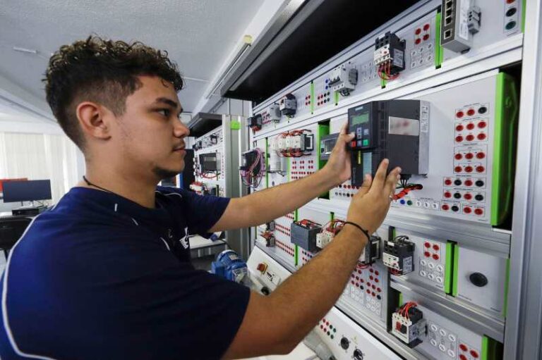Governo de Minas cria painel de oportunidades para aproximar jovens do mercado de trabalho